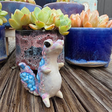 Load image into Gallery viewer, GECKO - GRAPE, STANDING