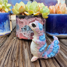 Load image into Gallery viewer, GECKO - GRAPE, STANDING