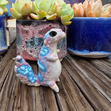 Load image into Gallery viewer, GECKO - GRAPE, STANDING