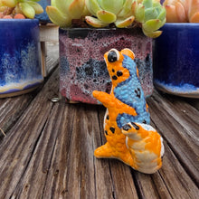 Load image into Gallery viewer, GECKO - APRICOT, STANDING