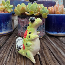 Load image into Gallery viewer, GECKO - HOT PISTACHIO, STANDING