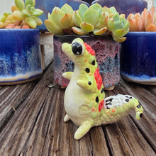 Load image into Gallery viewer, GECKO - HOT PISTACHIO, STANDING