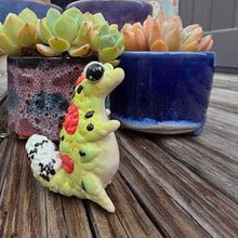 Load image into Gallery viewer, GECKO - HOT PISTACHIO, STANDING